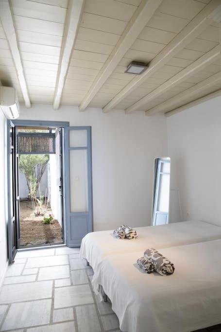 Beachfront 2Br Apartment - Free Parking Livadi  Esterno foto