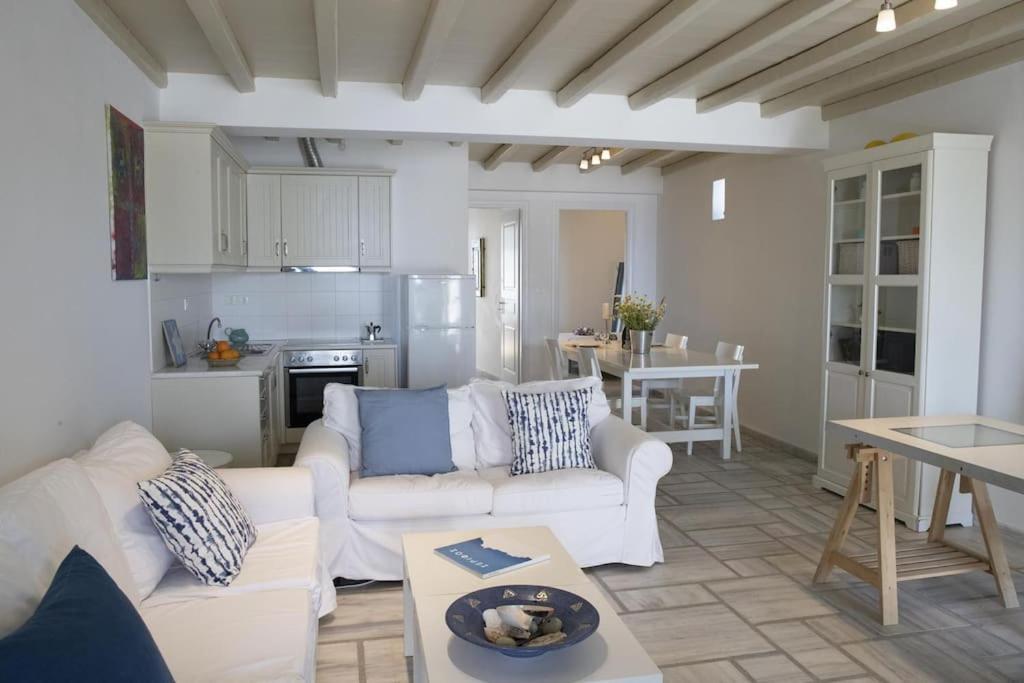Beachfront 2Br Apartment - Free Parking Livadi  Esterno foto
