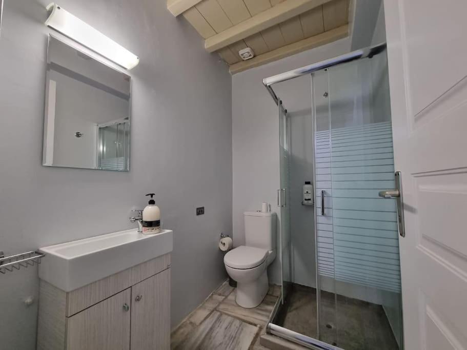 Beachfront 2Br Apartment - Free Parking Livadi  Esterno foto
