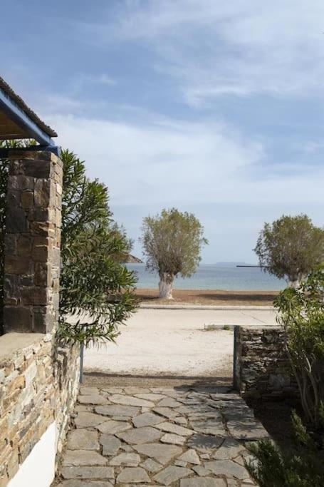 Beachfront 2Br Apartment - Free Parking Livadi  Esterno foto