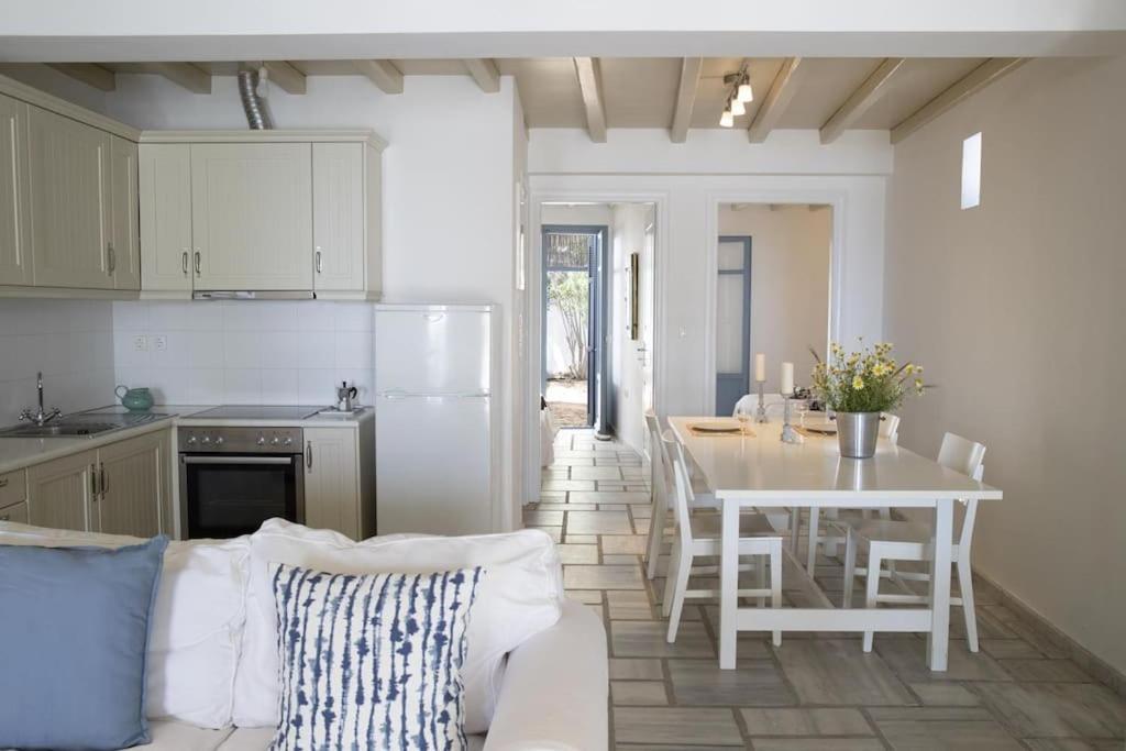 Beachfront 2Br Apartment - Free Parking Livadi  Esterno foto