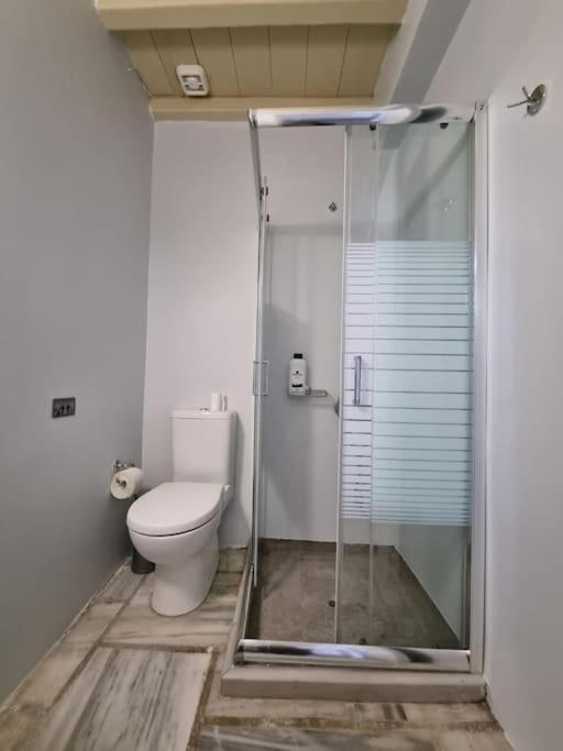 Beachfront 2Br Apartment - Free Parking Livadi  Esterno foto